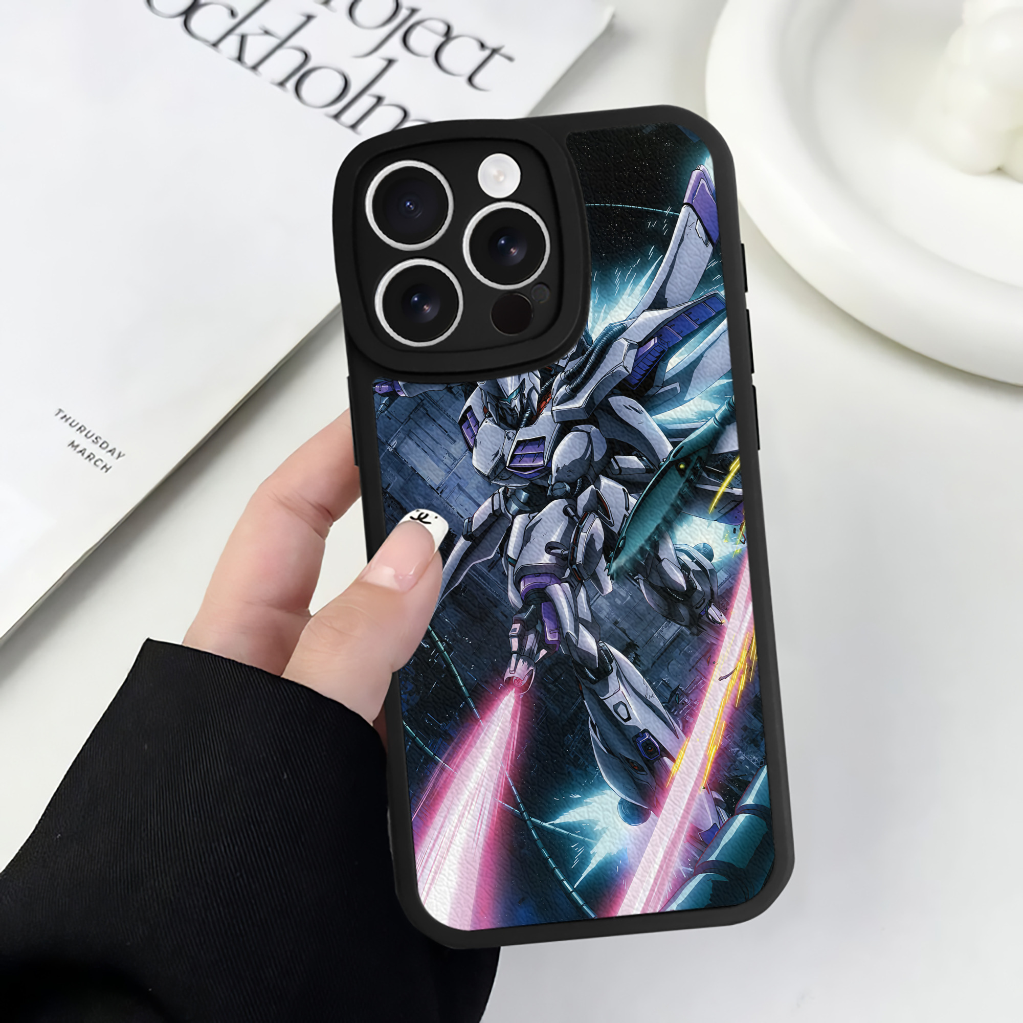（画像用） 機動戦士ガンダム Mobile Suit Gundam 【iPhone 16シリーズ対応】シリコンスマホケース（レザー調） 材質：シリコン